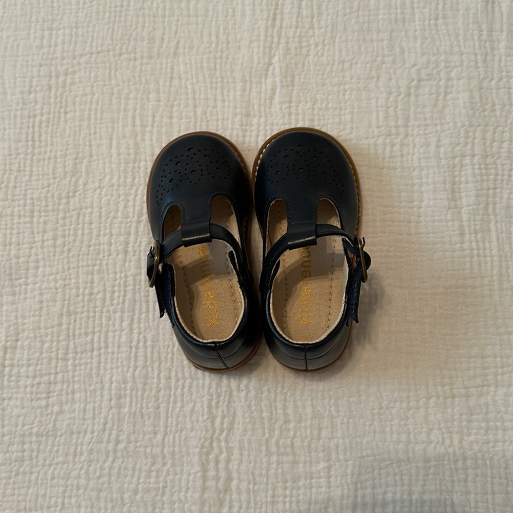 Like new navy Mary Jane shoes size 5